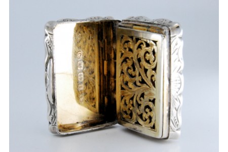 Caixa de Vinagrete em prata e ouro com friso cordeado na tampa do período de George IV.